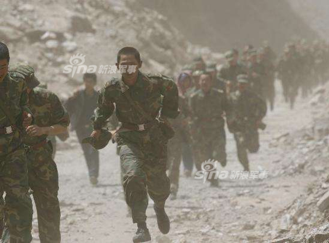 回忆汶川地震中解放军的身影：15勇士空降茂县