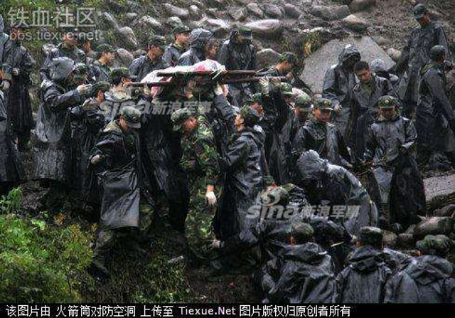 回忆汶川地震中解放军的身影：15勇士空降茂县