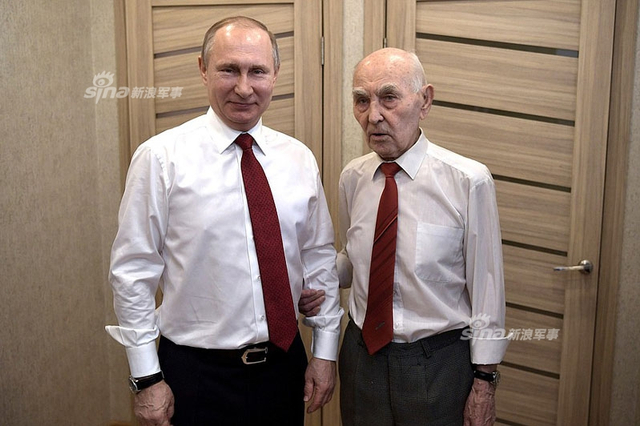 普京为克格勃时代老领导祝寿：赠送苏共老党报