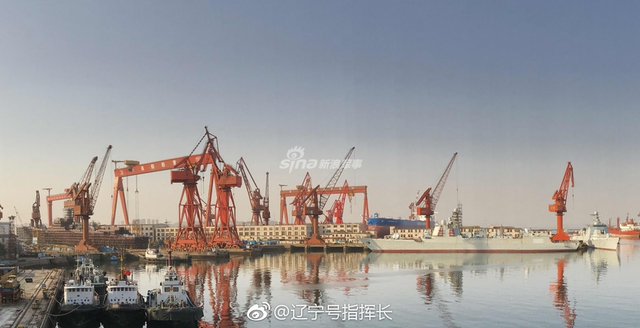 撸起袖子加油干！国产航母挂横幅052D加速舾装