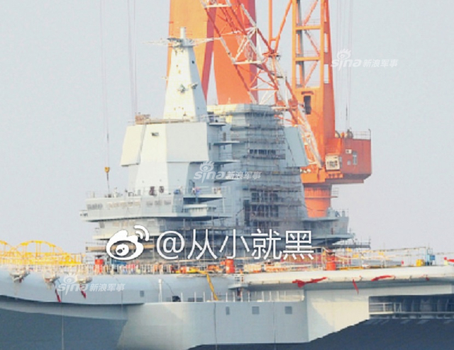 撸起袖子加油干！国产航母挂横幅052D加速舾装