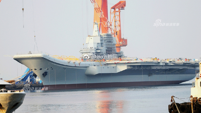 撸起袖子加油干！国产航母挂横幅052D加速舾装