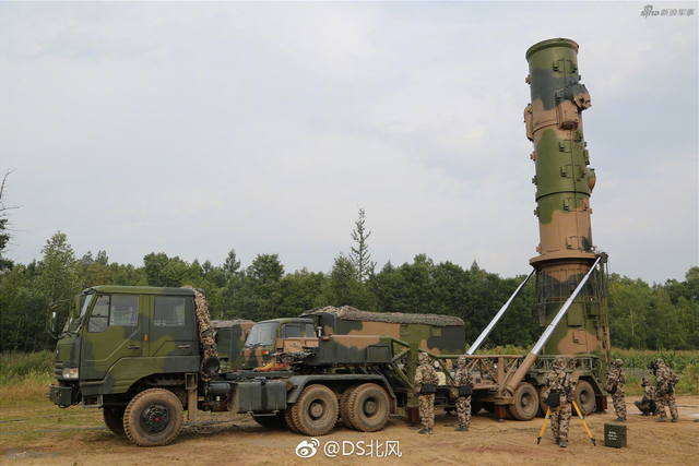 竟然能这么动！解放军东风21导弹弹筒可以旋转