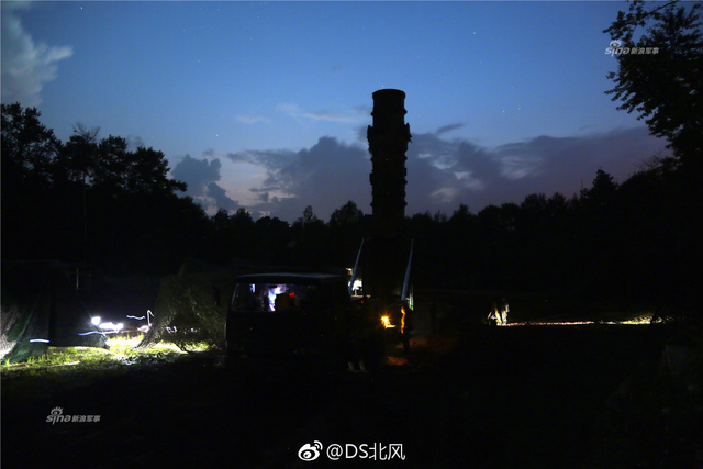 竟然能这么动！解放军东风21导弹弹筒可以旋转