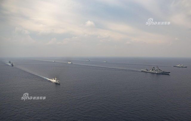 中国054A舰一枝独秀！新加坡海上阅舰式高清图