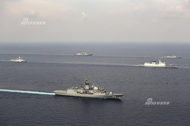 中国054A舰一枝独秀！新加坡海上阅舰式高清图