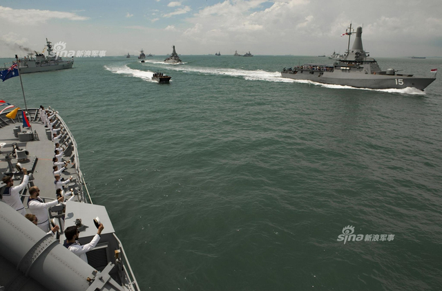 中国054A舰一枝独秀！新加坡海上阅舰式高清图
