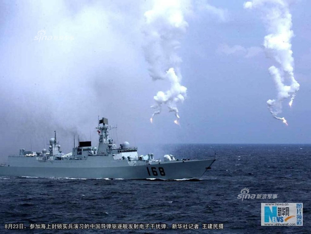 最后防线！解放军054A型护卫舰发射火箭干扰弹