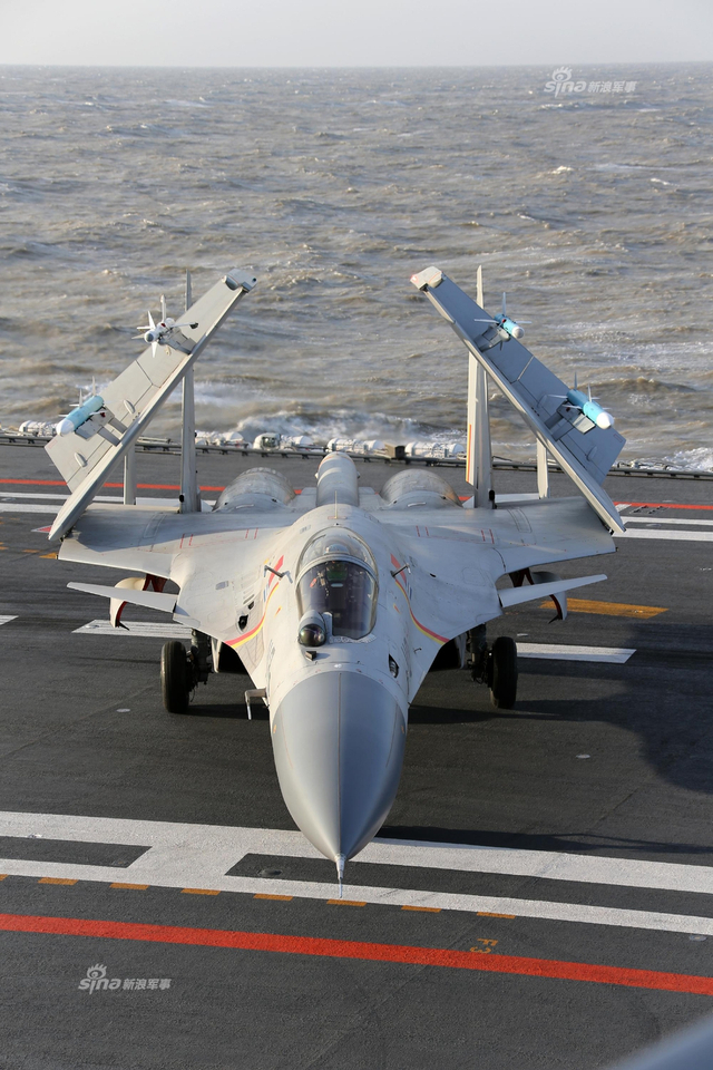 辽宁号航母甲板停放13架歼15战机：挂弹出击！