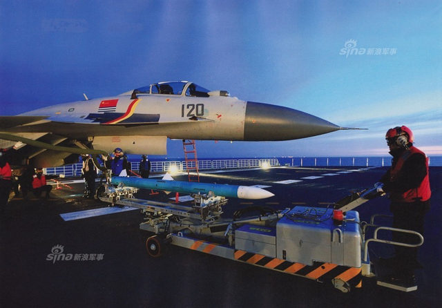 辽宁号航母甲板停放13架歼15战机：挂弹出击！