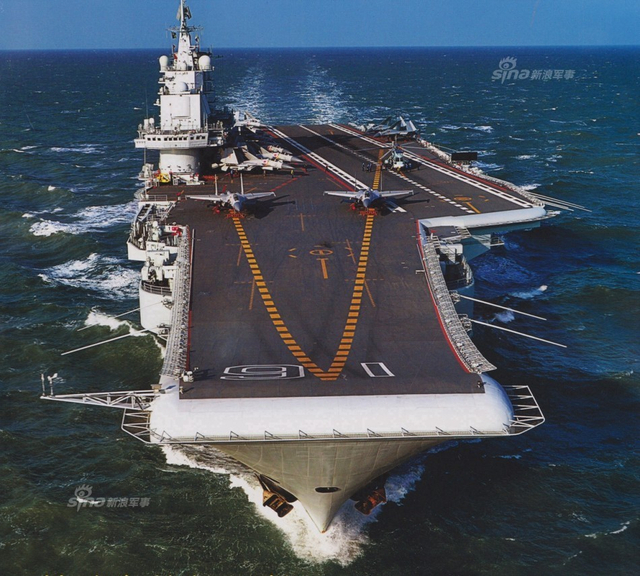 辽宁号航母甲板停放13架歼15战机：挂弹出击！