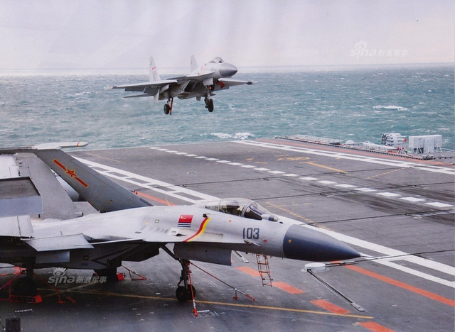 辽宁号航母甲板停放13架歼15战机：挂弹出击！