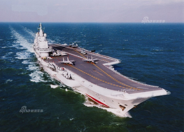 辽宁号航母甲板停放13架歼15战机：挂弹出击！