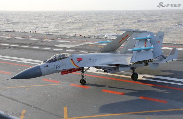 辽宁舰甲板停放13架歼15战机!