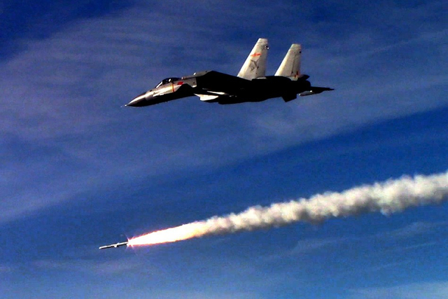 辽宁号航母甲板停放13架歼15战机：挂弹出击！