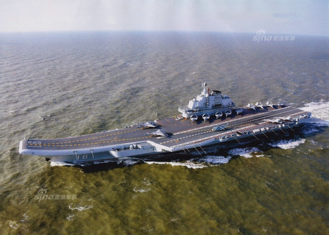 辽宁号航母甲板停放13架歼15战机：挂弹出击！