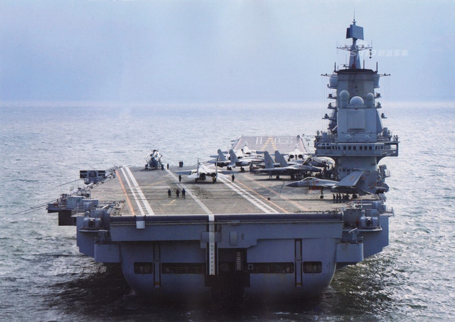 辽宁号航母甲板停放13架歼15战机：挂弹出击！