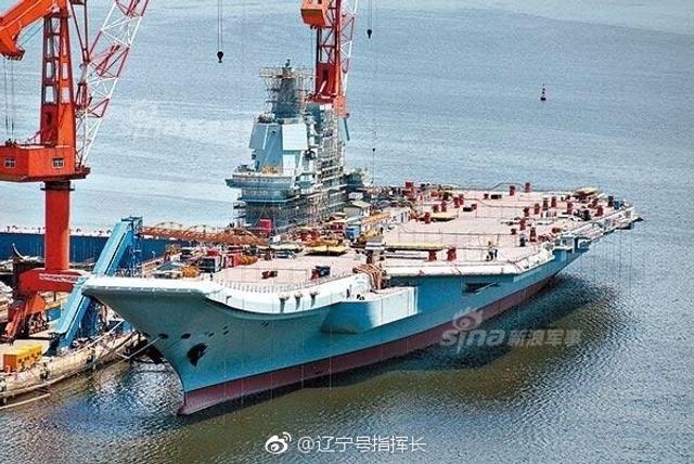 国产航母舾装:船坞现巨大龙骨