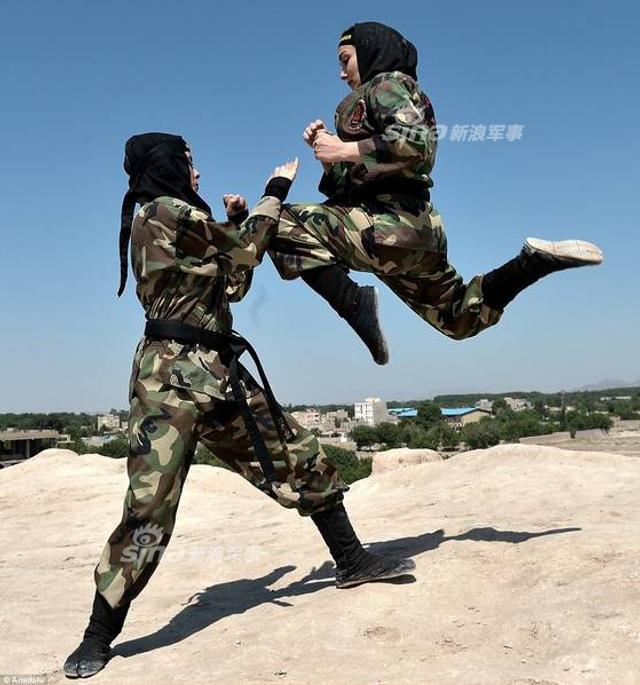 四千伊朗女子学东方武学 日本忍者加中国大刀 新浪图片