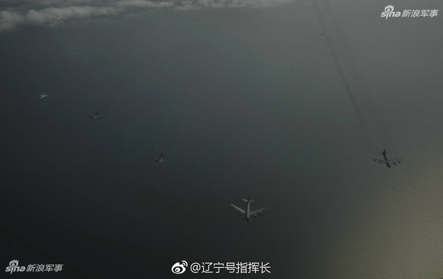 俄苏27战机跟踪美轰炸机编队!