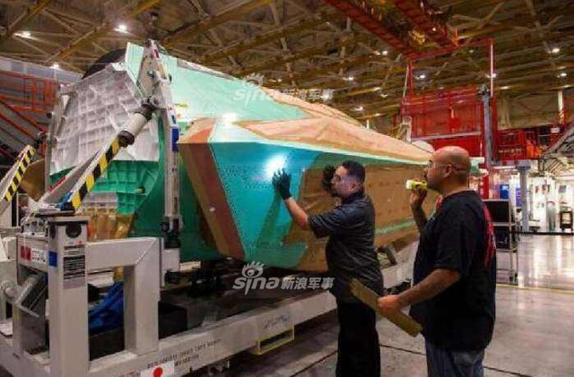 中国必须迎头赶上!美F35战机生产线上密密麻麻