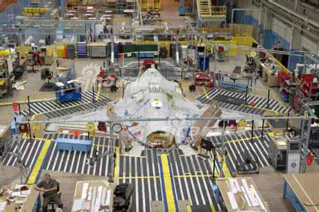 中国必须迎头赶上!美F35战机生产线上密密麻麻
