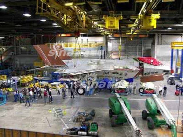 中国必须迎头赶上!美F35战机生产线上密密麻麻