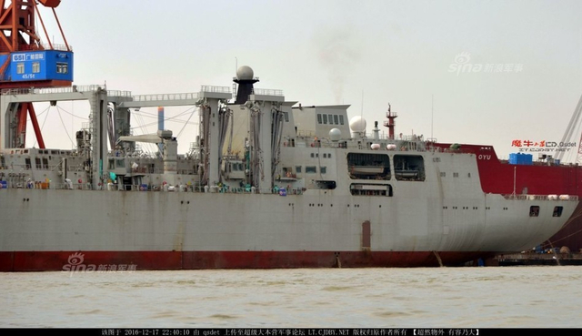 为双航母编队准备 解放军两艘901补给舰肩并肩 新浪图片