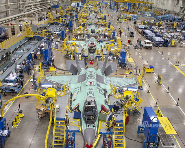 中国必须迎头赶上!美F35战机生产线上密密麻麻