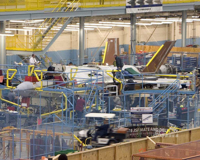 中国必须迎头赶上!美F35战机生产线上密密麻麻