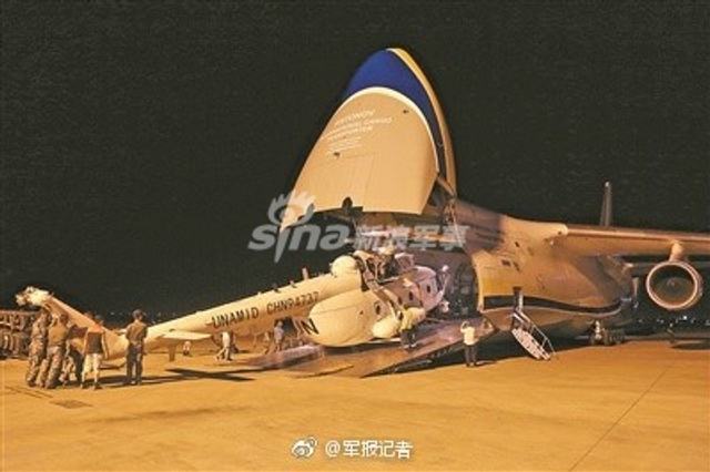 大鱼吃小鱼！巨型运输机装中国维和部队直升机