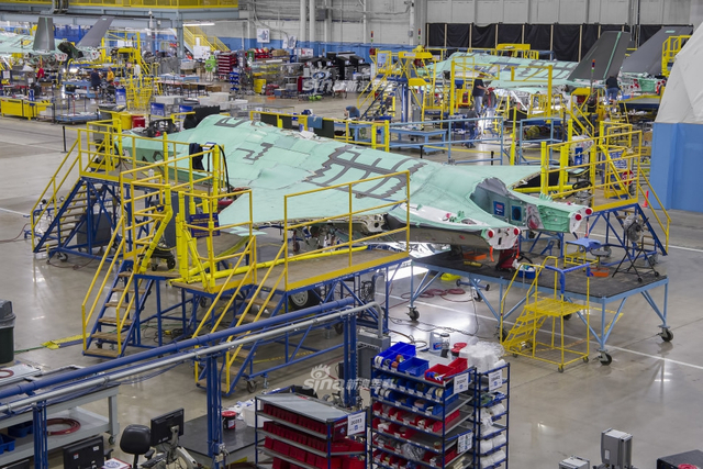 中国必须迎头赶上!美F35战机生产线上密密麻麻