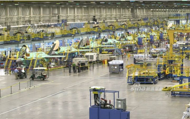 中国必须迎头赶上!美F35战机生产线上密密麻麻