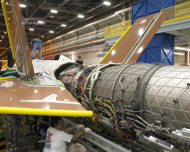 中国必须迎头赶上!美F35战机生产线上密密麻麻