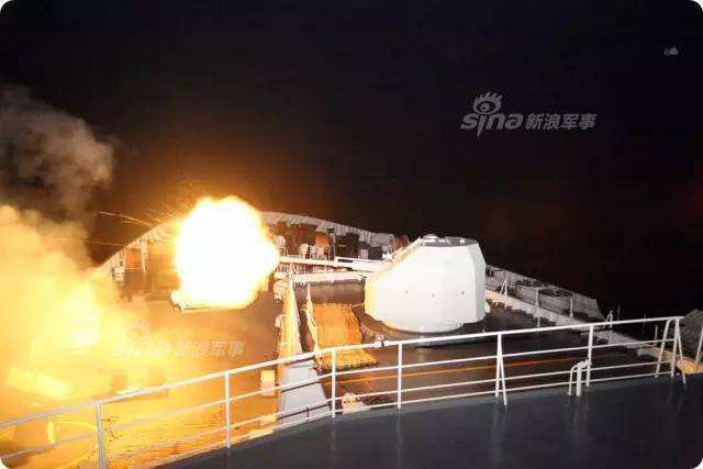解放军071登陆舰主炮射击瞬间：野马气垫船出击