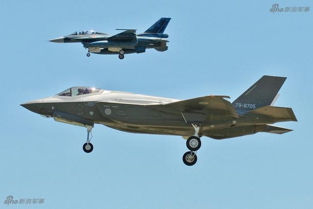 日本组装首架F35战机首次飞行