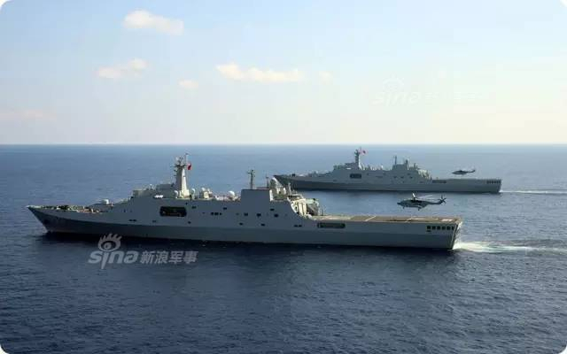 解放军071登陆舰主炮射击瞬间：野马气垫船出击