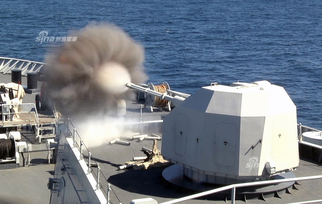 解放军071登陆舰主炮射击瞬间：野马气垫船出击