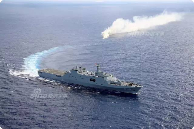 解放军071登陆舰主炮射击瞬间：野马气垫船出击