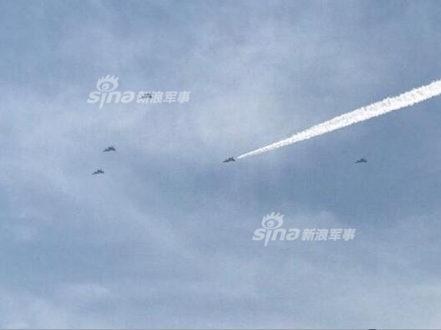 振奋激动溢于言表！首见中国歼20战机五机编队