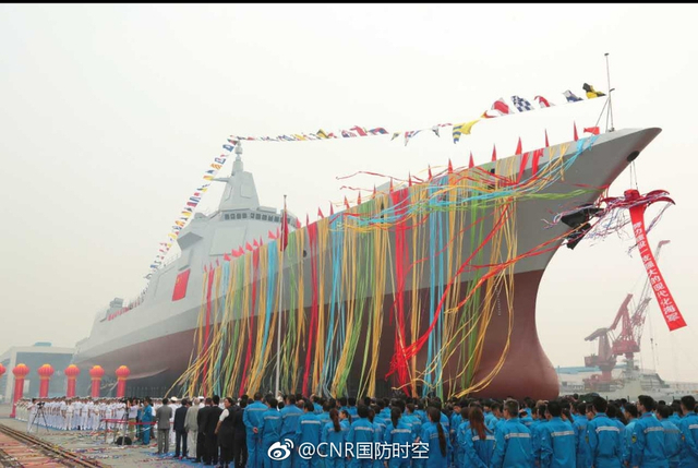 为你骄傲和自豪!中国055万吨大驱首舰今日下水