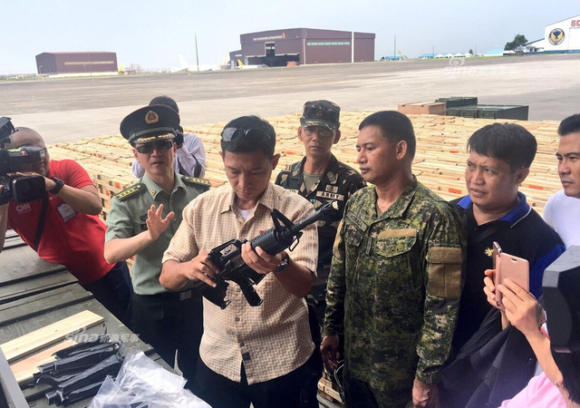 杜特尔特亲自试用!中国援助菲律宾轻武器到货