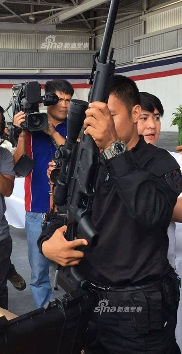 杜特尔特亲自试用！中国援助菲律宾轻武器到货_新浪图片