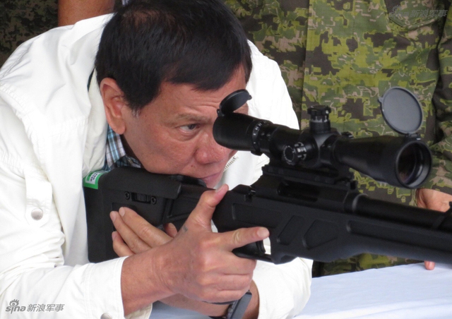 杜特尔特试用中国援菲轻武器!