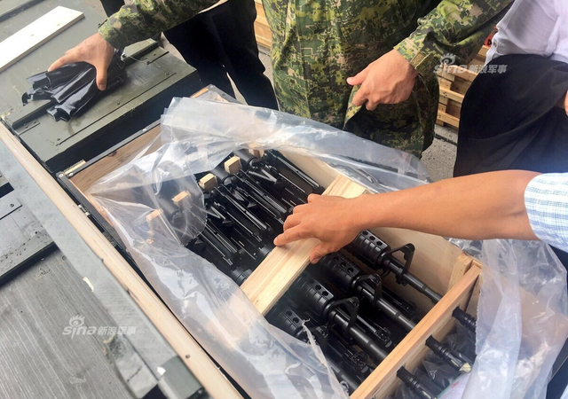杜特尔特亲自试用!中国援助菲律宾轻武器到货