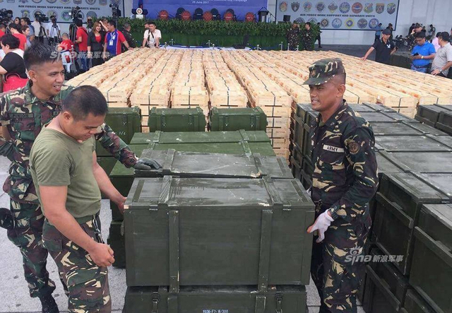 杜特尔特亲自试用!中国援助菲律宾轻武器到货
