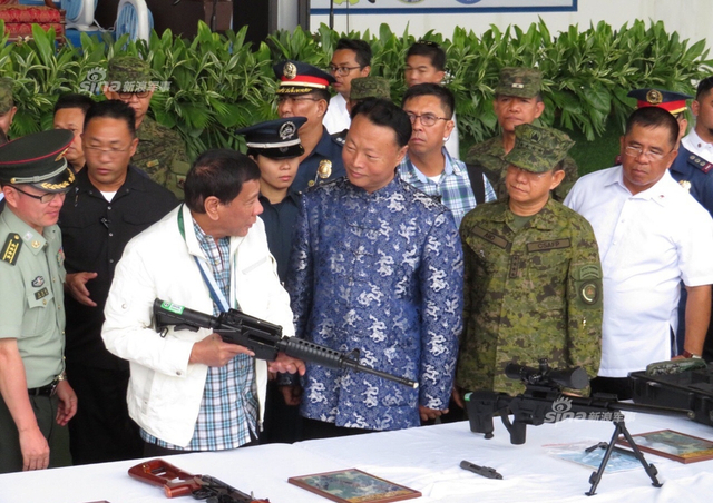杜特尔特亲自试用!中国援助菲律宾轻武器到货