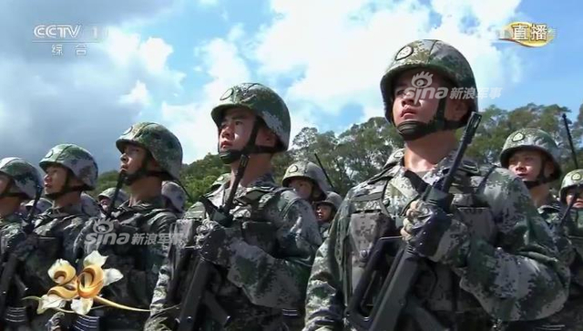 习主席检阅解放军驻港部队：受阅军人英姿飒爽