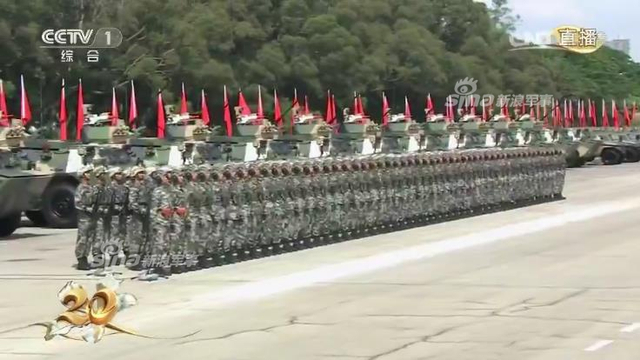 习主席检阅解放军驻港部队：受阅军人英姿飒爽