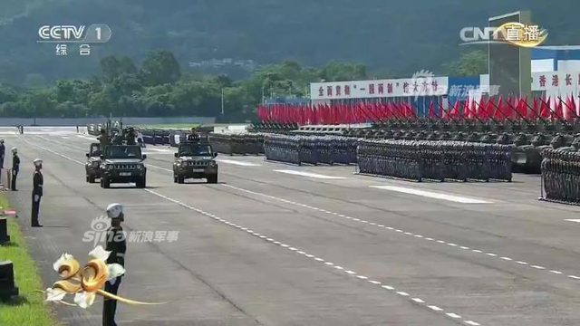 习主席检阅解放军驻港部队：受阅军人英姿飒爽